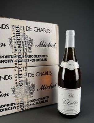une bouteille de vin à côté d'un carton de vin