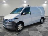 la camionnette blanche est garée sur le sol en damier d'une pièce