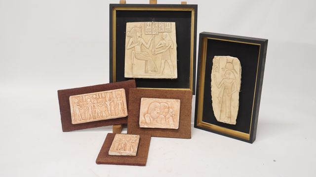 Lot de 5 sculptures sur plâtre sur le thème de l’Égypte.
