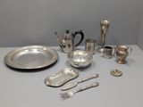 une table sur laquelle se trouvent de nombreux objets en argent