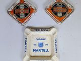 trois cendriers de forme carrée, ornés d'étiquettes orange et bleues