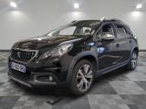la voiture noire est garée sur un sol en damier dans le garage