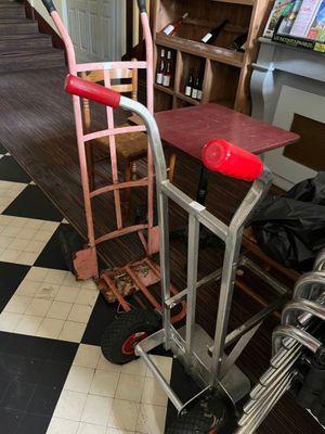 un diable sur lequel sont posés une chaise et une table