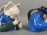deux figurines d'un homme et d'une femme assis l'un à côté de l'autre