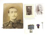 une vieille photo d'un homme en uniforme et quelques autres objets
