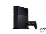 La console PlayStation 4 de Sony est présentée à côté d'une manette de jeu.