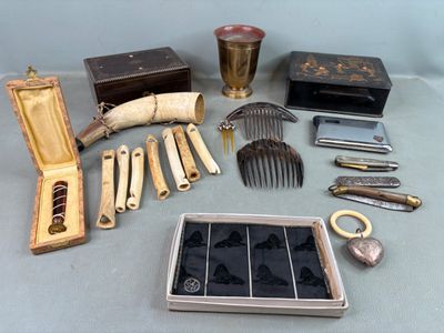 un grand nombre d'objets posés sur une table