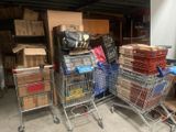 plusieurs caddies avec des cartons empilés dessus dans un garage