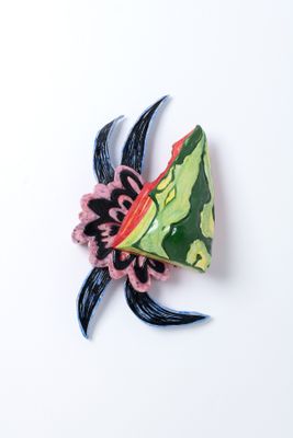 une petite œuvre d'art qui ressemble à une fleur