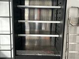une photo d'un réfrigérateur vide dans une pièce