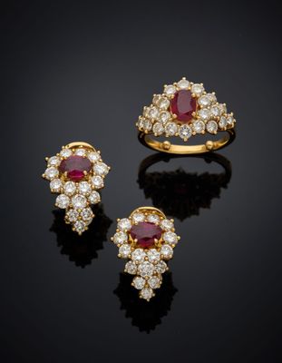 un ensemble composé d'une bague et d'une boucle d'oreille en rubis et diamants