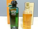 un flacon de parfum à côté d'un coffret de parfum