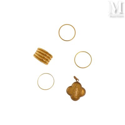 une image représentant un ensemble de bagues en or et un pendentif en or