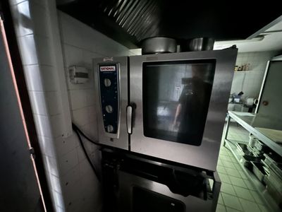 une image d'un four commercial dans une cuisine commerciale