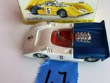 une petite voiture miniature avec un numéro à l'avant