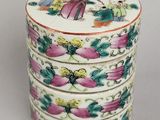 quatre petites boîtes en porcelaine chinoise ornées de fleurs et de papillons