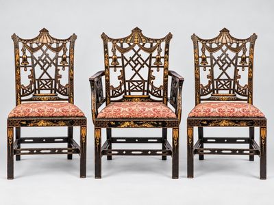 un ensemble de quatre chaises chinoises dont les assises sont recouvertes d'un tissu à motifs floraux