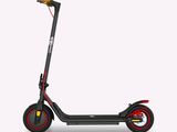 gros plan d'un scooter sur fond blanc