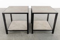 Deux petites tables d'appoint carrées, en métal laqué noir e… (photo 6)