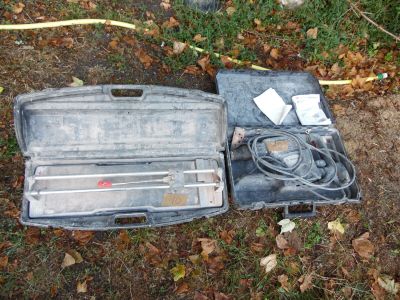 une valise ouverte posée par terre