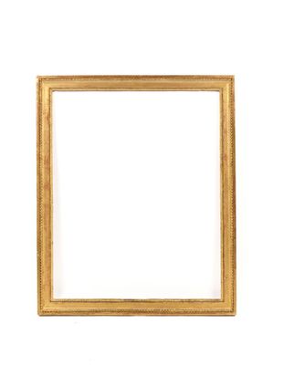 un cadre doré sur un mur blanc, avec un fond blanc