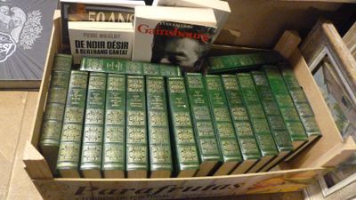 une boîte pleine de livres posée sur le sol