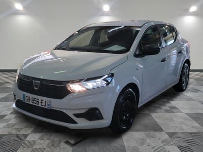 la voiture blanche est garée sur un sol en damier dans le garage