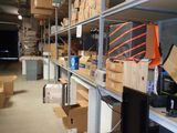 de nombreux cartons et boîtes sur les étagères de l'entrepôt
