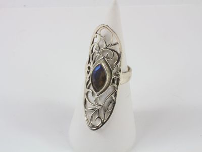 un gros plan d'une bague en argent sertie d'une pierre bleue