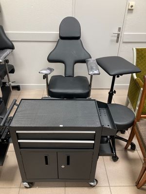Fauteuil de tatoueur en métal et skaï noir, avec appui-coude…