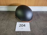un casque posé par terre à côté d'un panneau indiquant « 2014 »