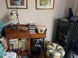 un salon où il y a beaucoup d'objets par terre
