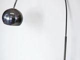 une image représentant une lampe posée sur une table blanche