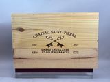 La boîte en bois contient une bouteille de vin et deux clés.