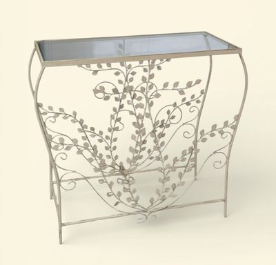 une table en métal avec un plateau en verre sur fond blanc