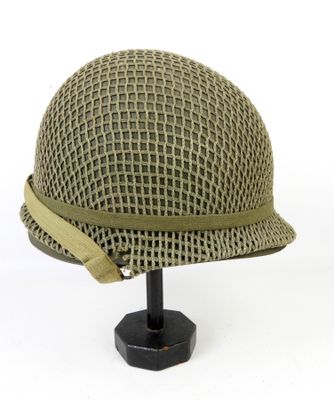 une image représentant un casque posé sur un support, sur fond blanc