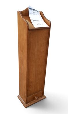 un podium en bois sur lequel est posé un morceau de papier