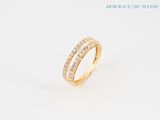 une bague en or jaune avec des diamants sur fond blanc