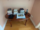 une petite table sur laquelle sont posés des livres, dans un coin de la pièce