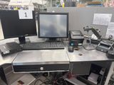 un bureau sur lequel se trouvent un ordinateur, une imprimante et un scanner