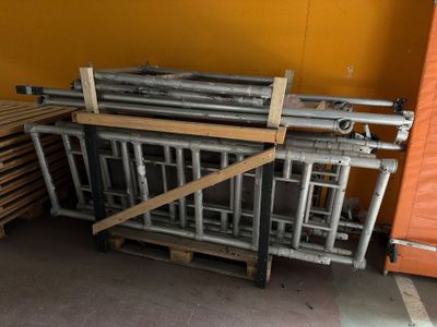beaucoup de tuyaux et de canalisations dans une pièce