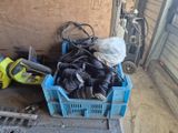une caisse bleue remplie d'objets divers dans un garage