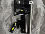 beaucoup d'outils qui traînent par terre