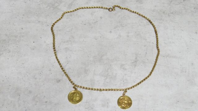 Chaine en or 18 carats 750 millièmes et deux médailles. En règle....