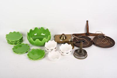 de nombreuses pièces de poterie vertes et blanches sur la table