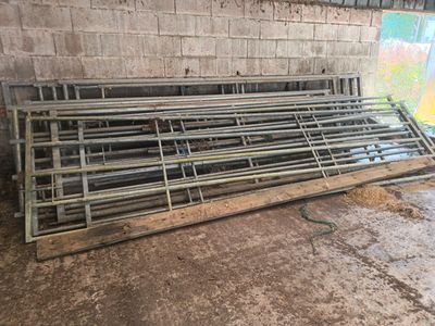 un gros tas de barres métalliques dans une pièce