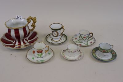 de nombreuses tasses et soucoupes différentes sur la table