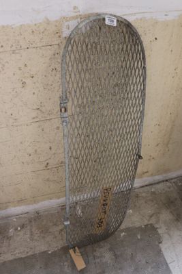 une porte métallique appuyée contre un mur
