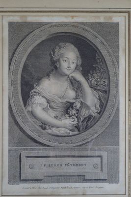 portrait d'une femme en robe, avec une fleur dans les cheveux