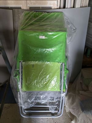 une chaise verte emballée dans du plastique